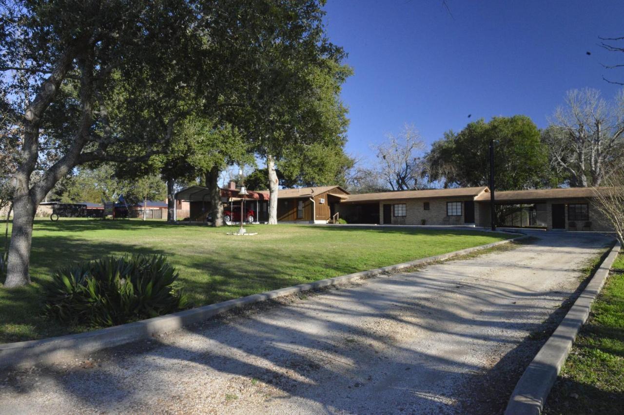 Shiner Country Inn Bagian luar foto