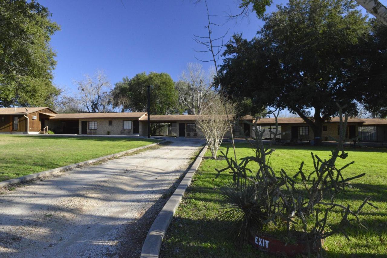 Shiner Country Inn Bagian luar foto