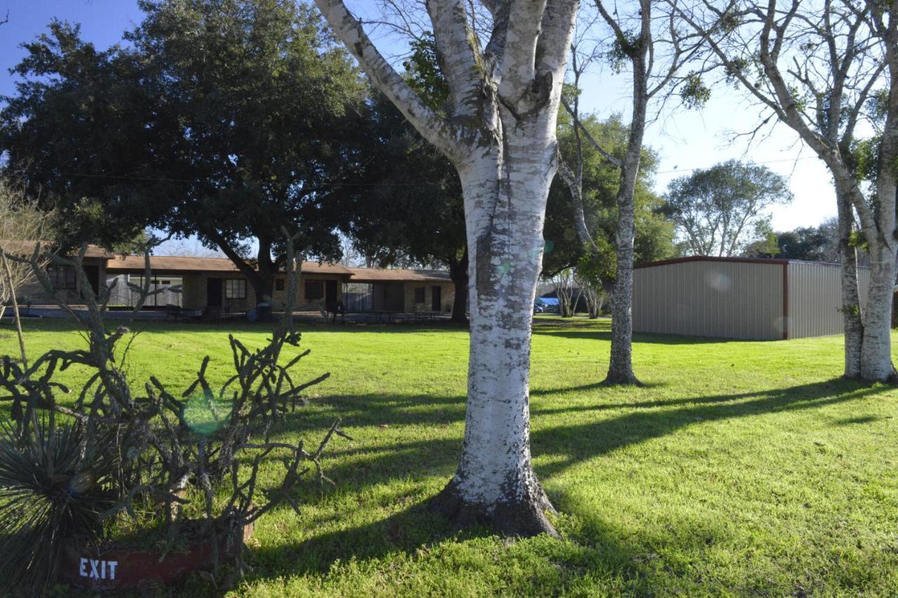 Shiner Country Inn Bagian luar foto