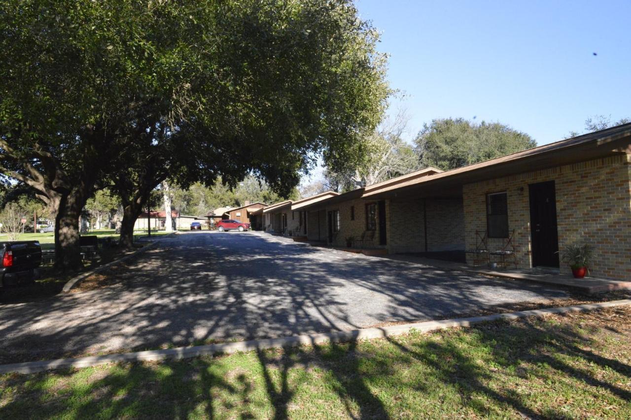 Shiner Country Inn Bagian luar foto