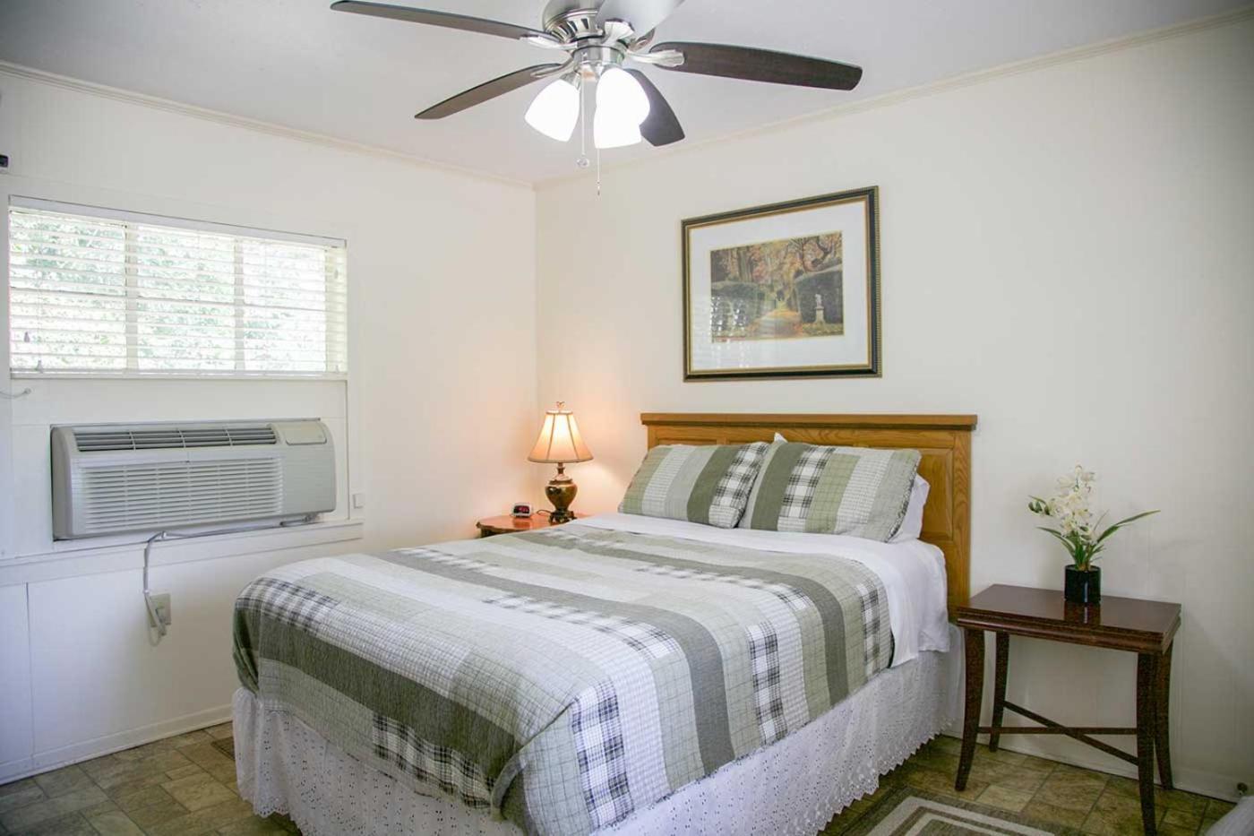 Shiner Country Inn Bagian luar foto