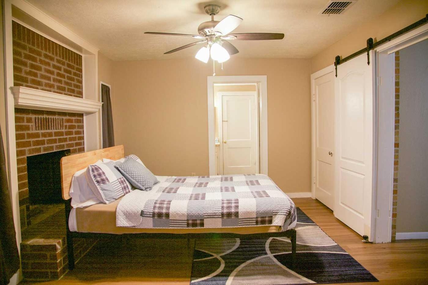 Shiner Country Inn Bagian luar foto