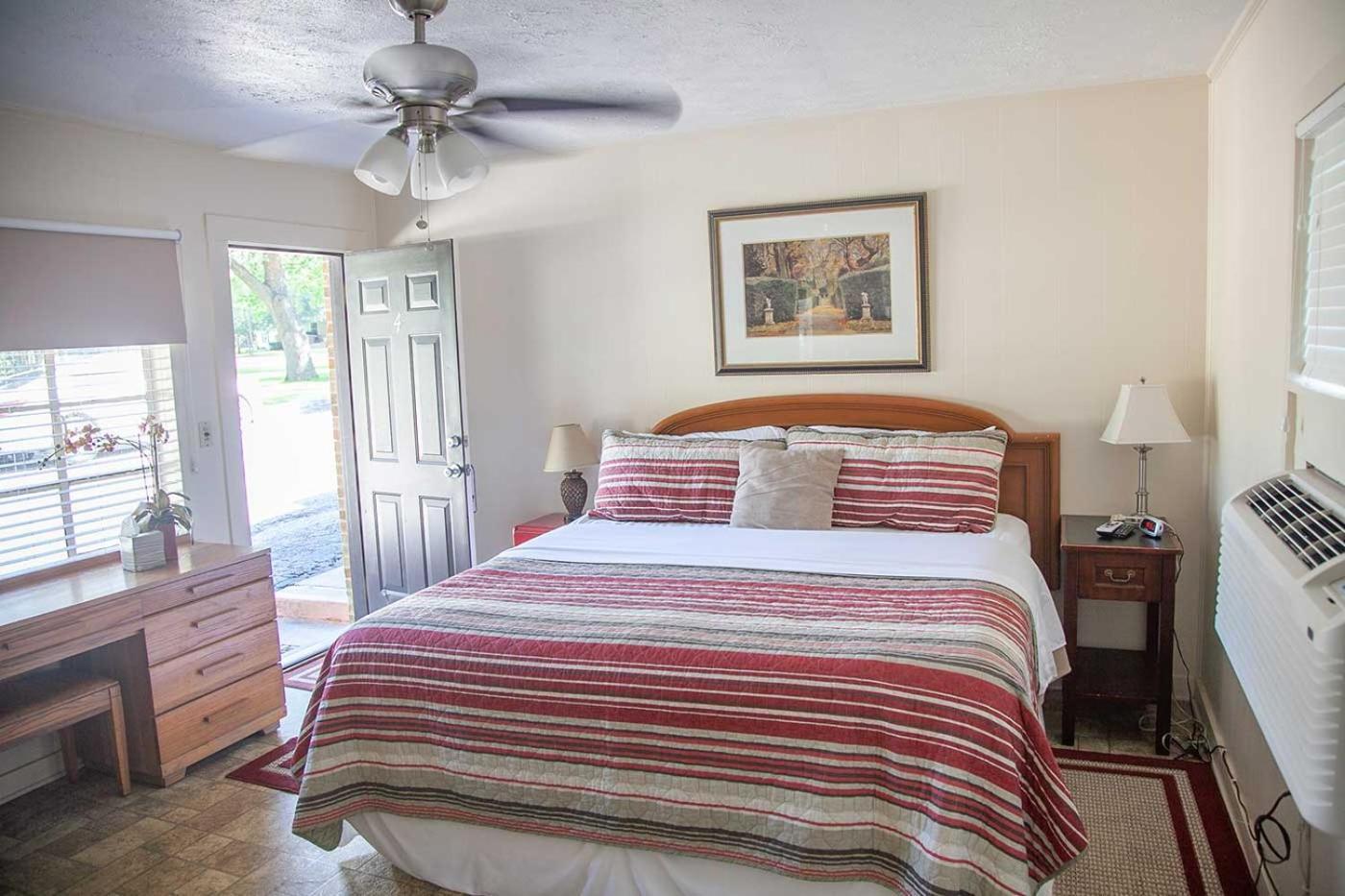 Shiner Country Inn Bagian luar foto