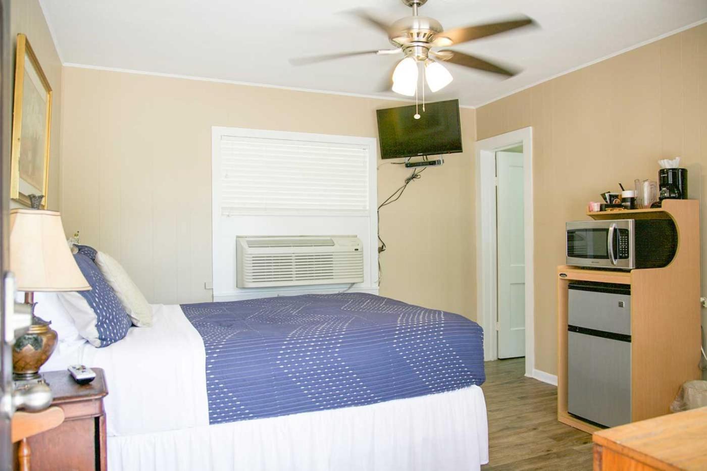 Shiner Country Inn Bagian luar foto