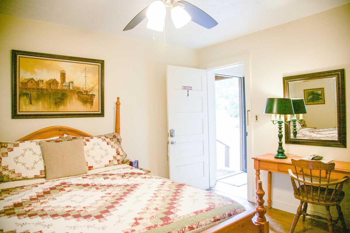 Shiner Country Inn Bagian luar foto