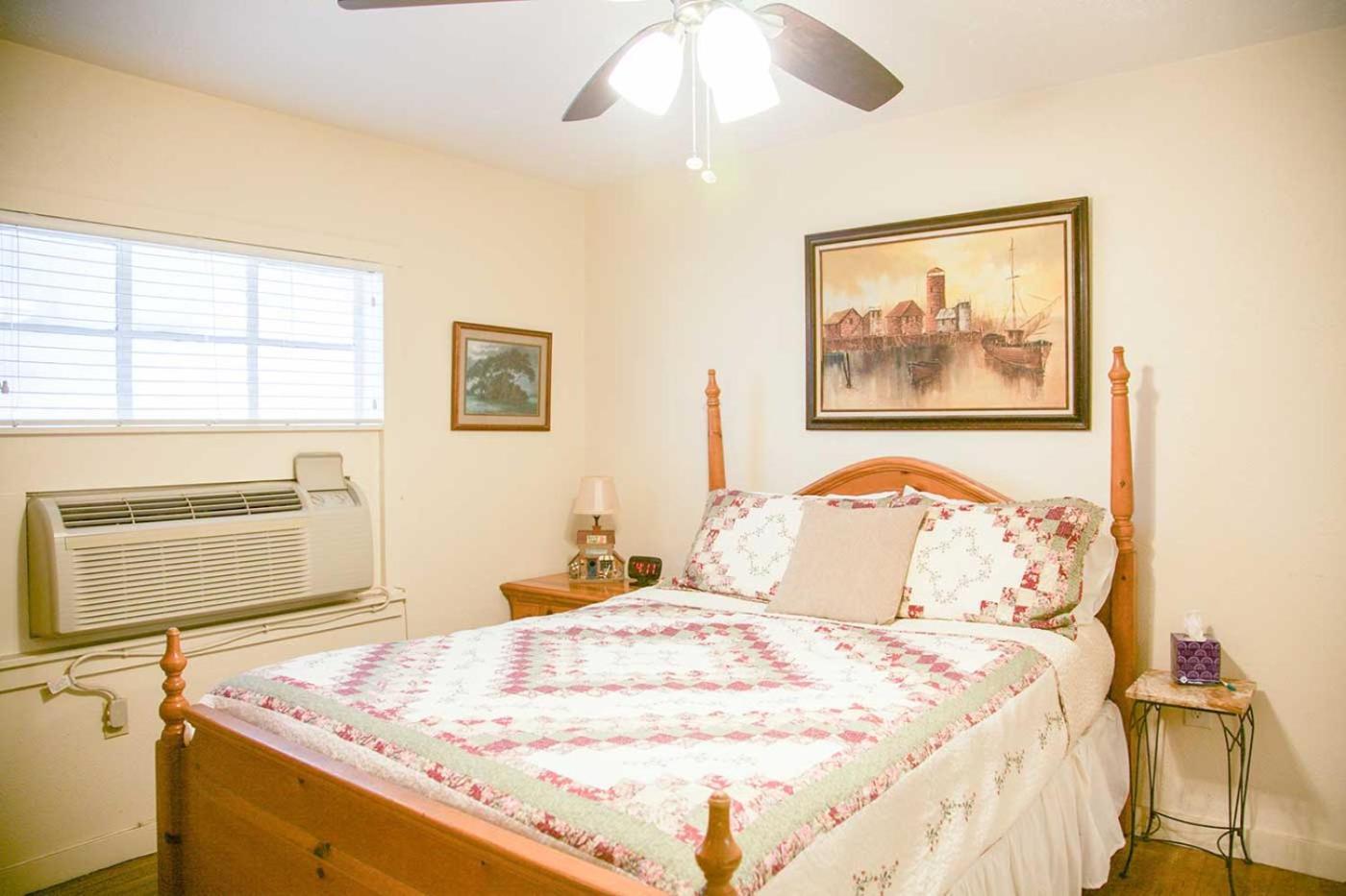 Shiner Country Inn Bagian luar foto