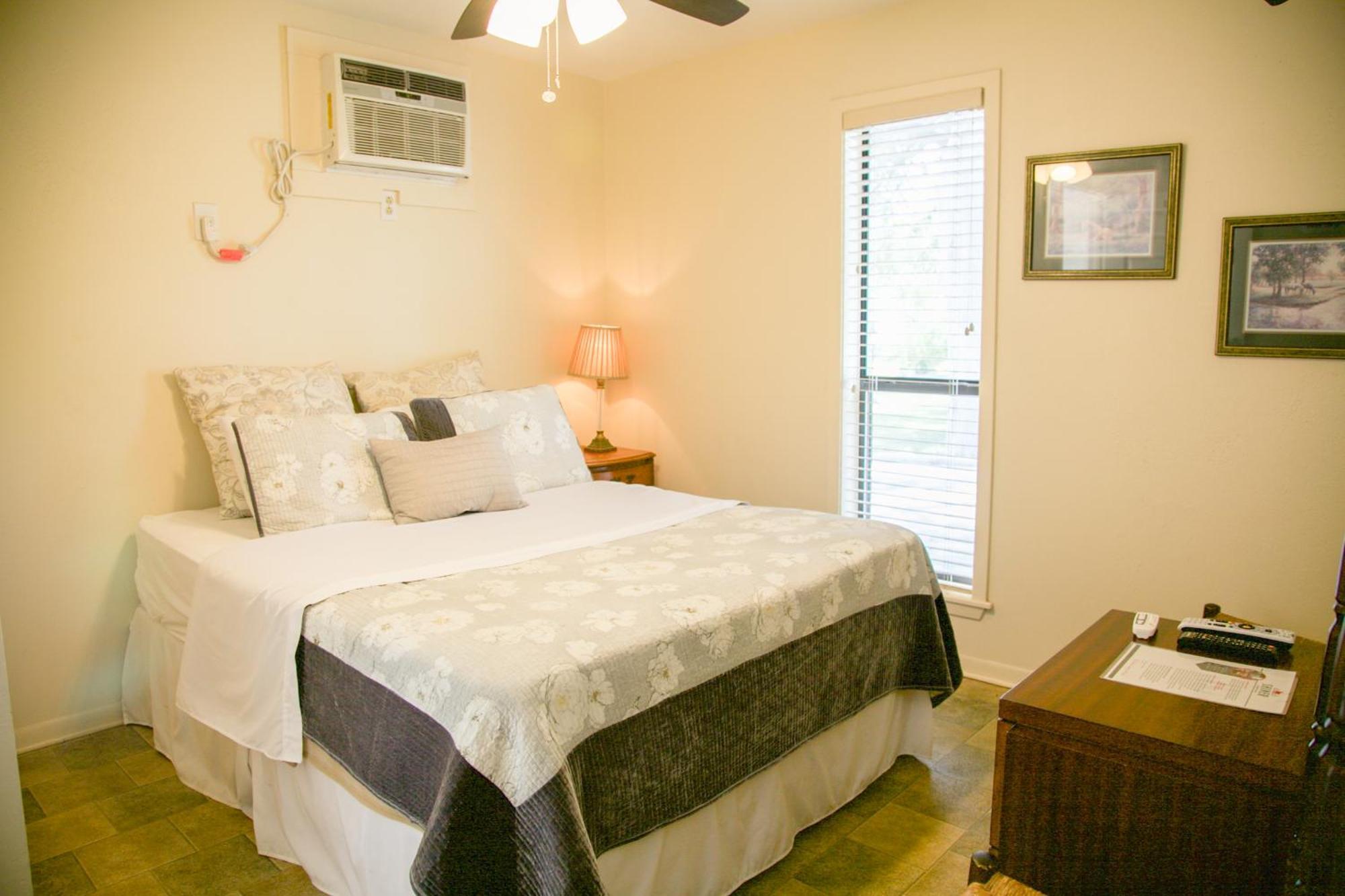 Shiner Country Inn Bagian luar foto