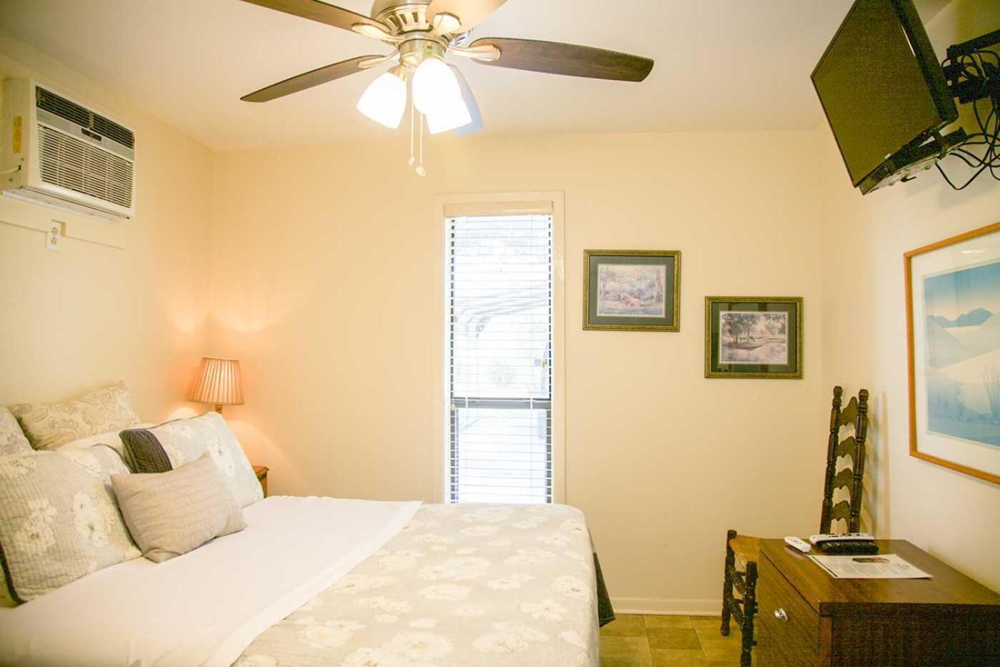 Shiner Country Inn Bagian luar foto