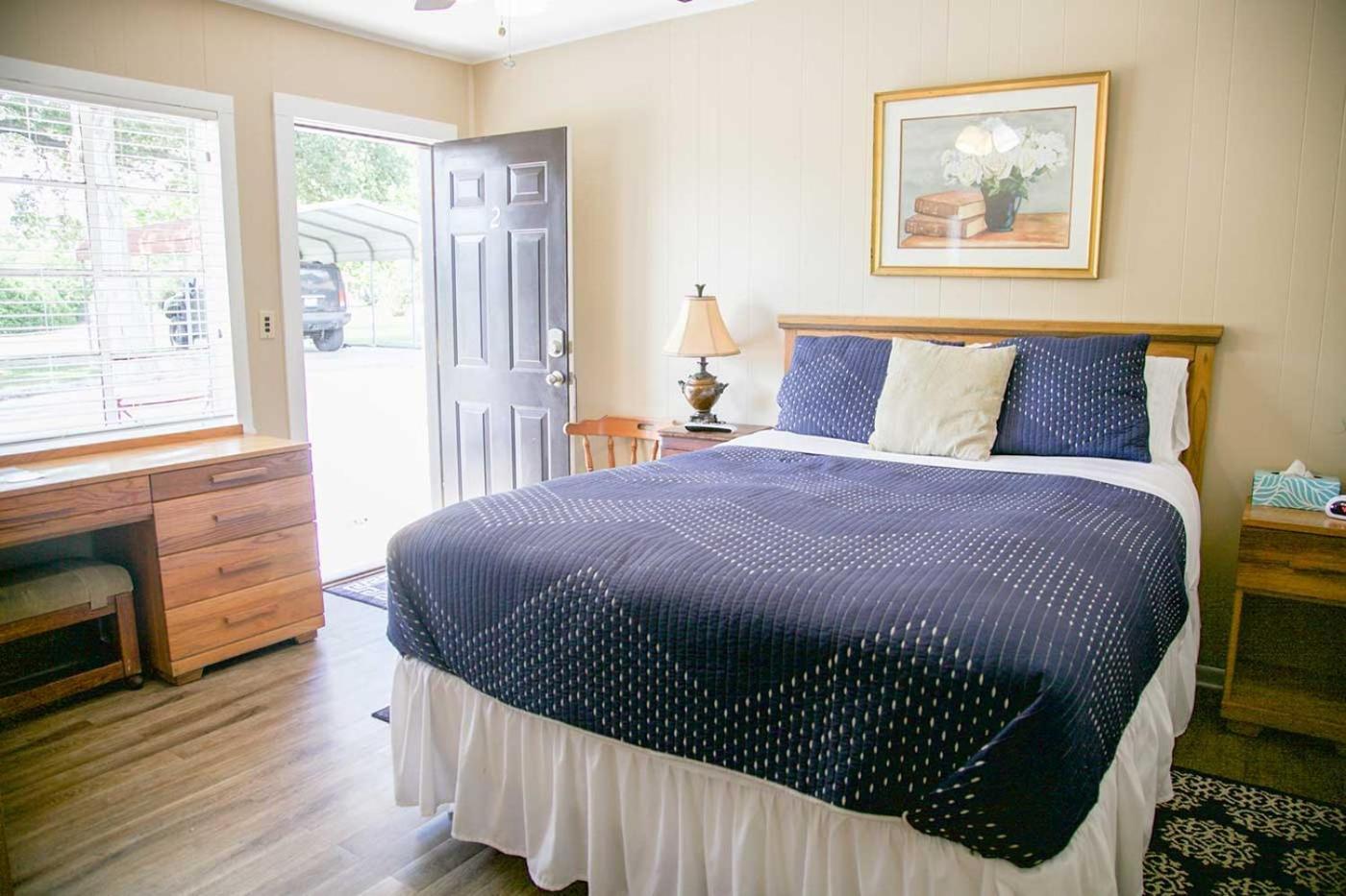 Shiner Country Inn Bagian luar foto
